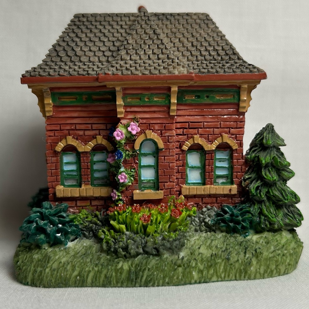 Liberty Falls Collection Sinclair Carriage House Building Miniature